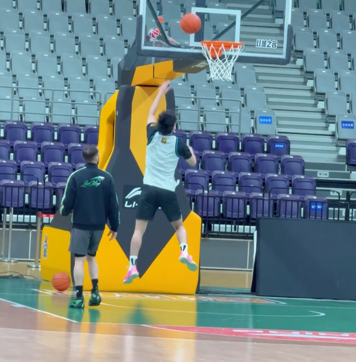 徐昕加盟广州后首战引关注 辽宁迎战强敌展现实