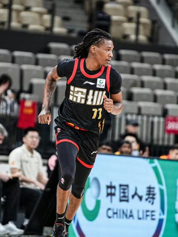 深圳队力克江苏登顶联赛第三，贺希宁31分创本土